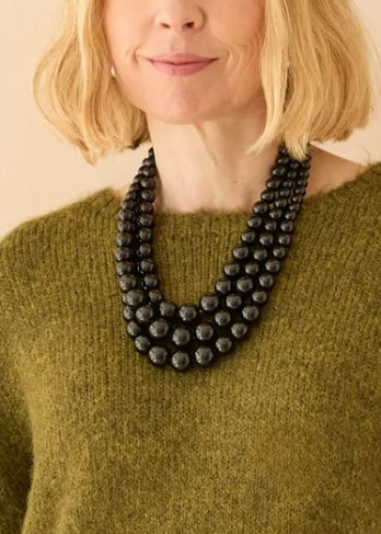 THREE STRAND BEADED NECKLACE. BLACK
